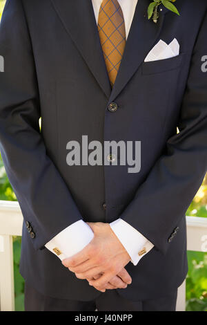 Formelle Kleidung Bräutigam am Hochzeitstag Stockfoto