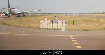 Flugzeug in Landebahn des Flughafens. Flugzeug bereit zum abheben Stockfoto