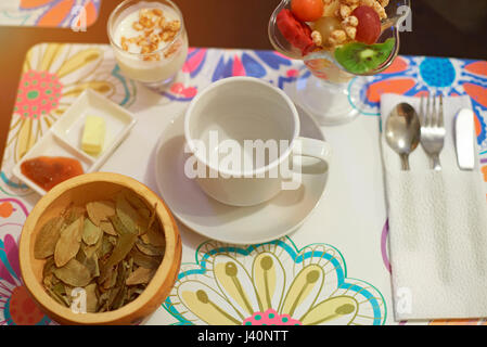 Frühstück mit Coca-Tee und Joghurt-Ansicht von oben Stockfoto