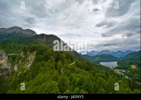 Blick auf Schloss Hohenschwangau und Umgebung von Schloss Neuschwanstein Stockfoto