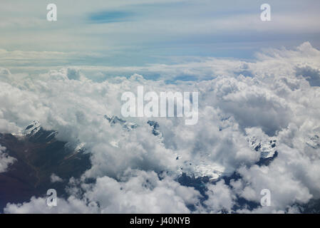 Anden Bergambitionen Antenne Landschaft Blick aus dem Flugzeug. Wolken fliegen unter Bergambitionen in Peru Stockfoto