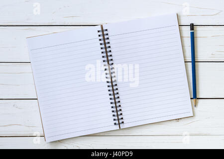 Offenen Notizbuch mit Bleistift mit Raum und leere Seiten. Stockfoto