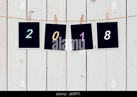 Vier Foto-Rahmen und Text 2018 für Silvester auf weißem Holz Hintergrund mit Raum hängen. Stockfoto