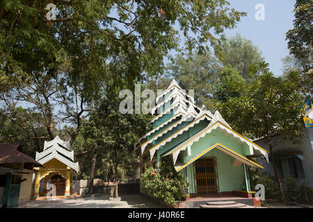 Adinath Tempel an der Spitze der Mainak Hügel in Moheshkhali Insel. Cox Bazar, Bangladesch. Stockfoto