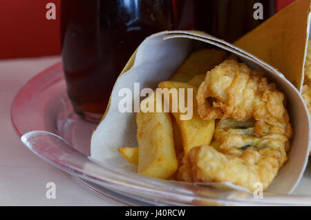 Garnelen, Kartoffeln und Gemüse in Teig, gebraten. Speiselokal in Kartonverpackung. Stockfoto