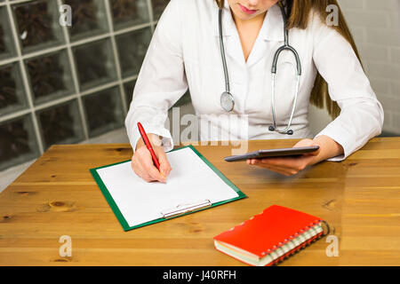 Nahaufnahme der Arzt mit einem Tabletcomputer in einem Krankenhaus Stockfoto