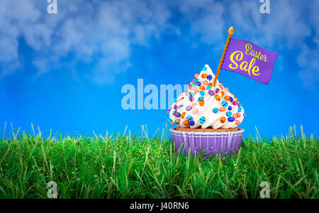 3D Rendering von lila Cupcake auf Rasen Stockfoto