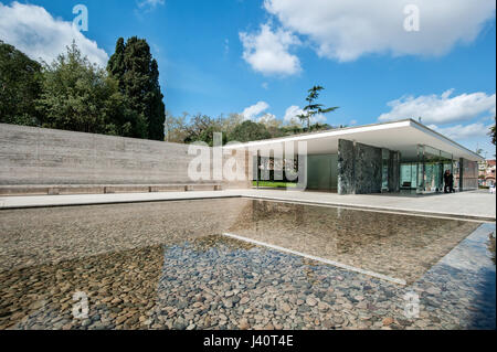 Pavillon Mies van der Rohe des deutschen Architekten Ludwig Mies van der Rohe im Bauhaus-Stil. Stockfoto
