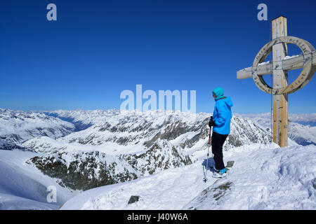 Hinterland Skifahrerin Stehen Neben Einem Gipfel Kreuz Hinterer Seelenkogel Obergurgl Otztaler Alpen Tirol Osterreich Stockfotografie Alamy