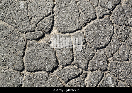 Textur der alten geknackt Asphalt tagsüber. Hintergrund Stockfoto