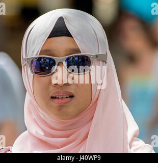 die muslimische Frau in rosa Hijab Blick in die Kamera Stockfoto