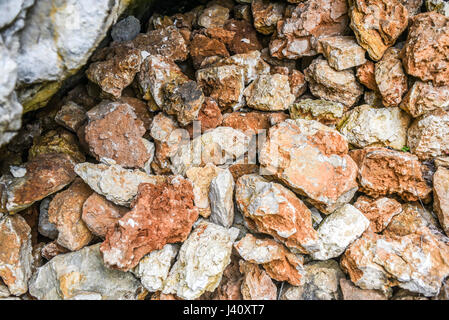 Steinhaufen rot und Whte in einem Wald, polnische Jura. Stockfoto