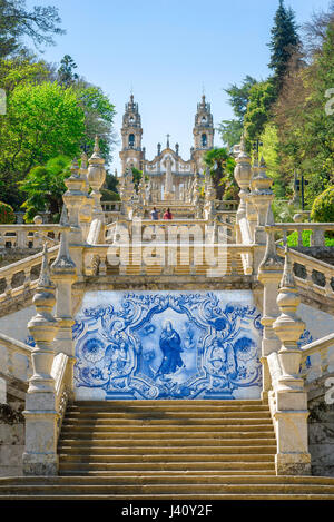 Lamego Portugal Treppen erklimmen Sie die Stufen der barocke Treppe führt zu der Kirche Santuario de Nossa Senhora Dos Remedios in Lamego zwei Frauen. Stockfoto