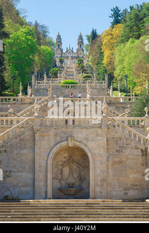 Lamego Portugal Treppen, Treppen steigen zwei Frauen die 686 der barocke Treppe führt zu die Kirche Nossa Senhora Dos Remedios in Lamego, Portugal Stockfoto