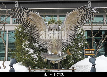 Tierische Statuen vor dem Flughafen... Blakiston Fisch-Eule (Bubo Blakistoni) Kushiro, Hokkaido, Japan März Stockfoto