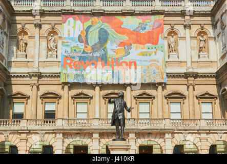 Königliche Akademie der Künste mit Statue von Sir Joshua Reynolds, Piccadilly, London, England Stockfoto