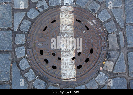 Wappen von Prag in der Schachtdeckel in Prag, Tschechische Republik dargestellt. Stockfoto