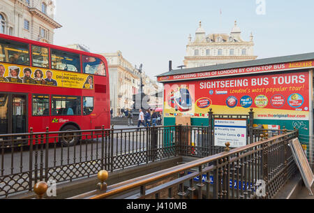 Sightseeing Bus Touren Werbung, Piccadilly Circus, London, England Stockfoto