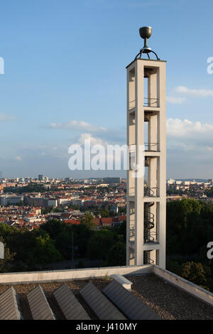 Funktionalistische Glockenturm des gemeindlichen Hauses der Tschechoslowakischen Hussitischen Kirche (Husův Sbor) entworfen von tschechischen modernistischen Architekten Pavel Janák (1930-1935) im Stadtteil Vinohrady in Prag, Tschechien. Stockfoto