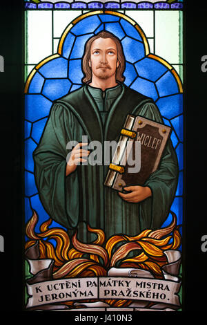 Jerome von Prag in die Buntglasfenster in der Gemeinde Haus der Tschechoslowakischen Hussitischen Kirche (Husův Sbor) im Stadtteil Vinohrady in Prag, Tschechische Republik dargestellt. Das Buntglas-Fenster wurde an die Gemeinde von Anna und Antonín Češpiva 1935 gestiftet. Stockfoto