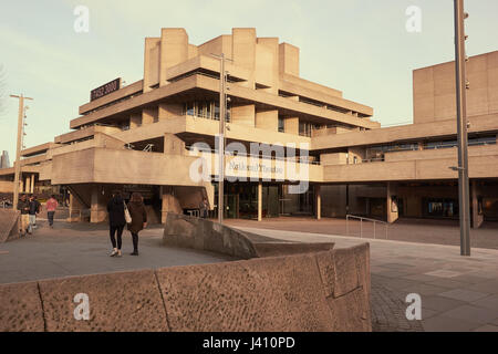 Grad II aufgeführten Nationaltheater von Denys Lasdun (1976), South Bank, London, England Stockfoto