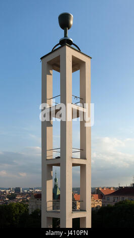 Funktionalistische Glockenturm des gemeindlichen Hauses der Tschechoslowakischen Hussitischen Kirche (Husův Sbor) entworfen von tschechischen modernistischen Architekten Pavel Janák (1930-1935) im Stadtteil Vinohrady in Prag, Tschechien. Stockfoto