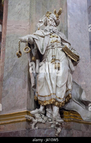 Barockstatue des Türken durch böhmische Bildhauer Ignaz Franz Platzer in Sankt-Nikolaus Kirche, entworfen von böhmischen Barock Architekt Christoph Dientzenhofer in Mala Strana (Kleinseite) in Prag, Tschechien. Stockfoto