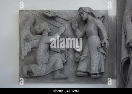 Verkündigung. Detail des Altars der Heiligen Jungfrau von tschechischer Bildhauer Karel Pokorný in St.-Wenzels Kirche, entworfen von tschechischen modernistischen Architekten Josef Gočár und Baujahr 1929-1930 im Stadtteil Vršovice in Prag, Tschechische Republik. Stockfoto