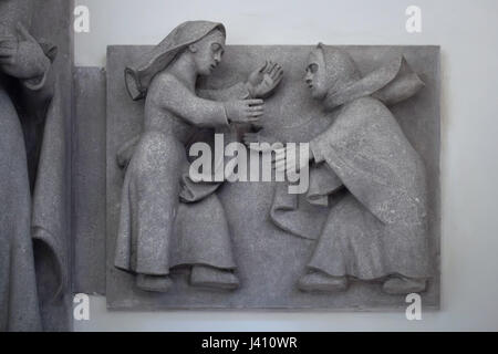 Heimsuchung. Detail des Altars der Heiligen Jungfrau von tschechischer Bildhauer Karel Pokorný in St.-Wenzels Kirche, entworfen von tschechischen modernistischen Architekten Josef Gočár und Baujahr 1929-1930 im Stadtteil Vršovice in Prag, Tschechische Republik. Stockfoto