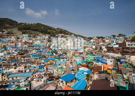 Ansicht von bunt bemalten Häusern in Gamcheon Culture Village, Busan Gwangyeoksi, Südkorea Stockfoto