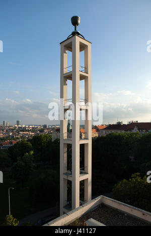 Funktionalistische Glockenturm des gemeindlichen Hauses der Tschechoslowakischen Hussitischen Kirche (Husův Sbor) entworfen von tschechischen modernistischen Architekten Pavel Janák (1930-1935) im Stadtteil Vinohrady in Prag, Tschechien. Stockfoto