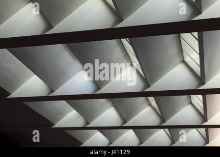 Decke Fenster im Gemeinde Haus der Tschechoslowakischen Hussitischen Kirche (Husův Sbor) Tschechische modernistischen Architekten Pavel Janák (1930-1935) im Stadtteil Vinohrady in Prag, Tschechien. Stockfoto