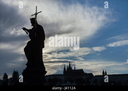 Statue des Heiligen Johannes des Täufers Tschechische klassizistischen Bildhauers Josef Max (1860) auf der Karlsbrücke in Prag, Tschechien. Sankt-Veits Kathedrale auf der Prager Burg ist im Hintergrund zu sehen. Stockfoto