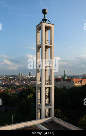 Funktionalistische Glockenturm des gemeindlichen Hauses der Tschechoslowakischen Hussitischen Kirche (Husův Sbor) entworfen von tschechischen modernistischen Architekten Pavel Janák (1930-1935) im Stadtteil Vinohrady in Prag, Tschechien. Stockfoto