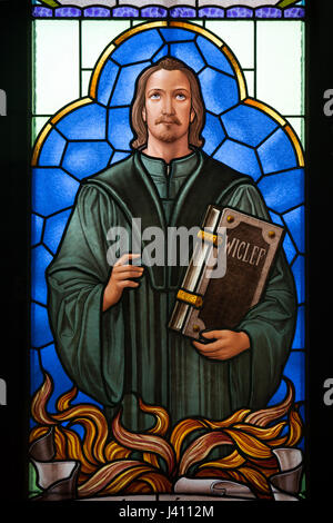 Jerome von Prag in die Buntglasfenster in der Gemeinde Haus der Tschechoslowakischen Hussitischen Kirche (Husův Sbor) im Stadtteil Vinohrady in Prag, Tschechische Republik dargestellt. Das Buntglas-Fenster wurde an die Gemeinde von Anna und Antonín Češpiva 1935 gestiftet. Stockfoto