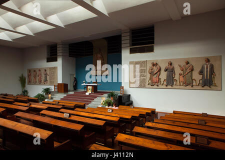 Innere des gemeindlichen Hauses der Tschechoslowakischen Hussitischen Kirche (Husův Sbor) entworfen von tschechischen modernistischen Architekten Pavel Janák (1930-1935) im Stadtteil Vinohrady in Prag, Tschechien. Stockfoto