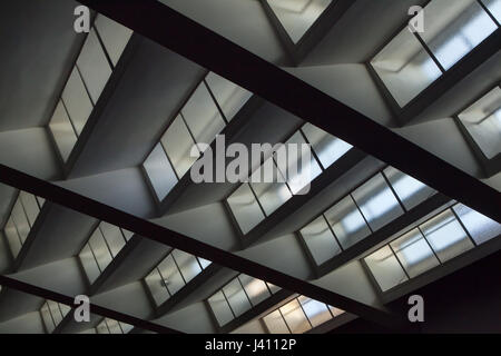 Decke Fenster im Gemeinde Haus der Tschechoslowakischen Hussitischen Kirche (Husův Sbor) Tschechische modernistischen Architekten Pavel Janák (1930-1935) im Stadtteil Vinohrady in Prag, Tschechien. Stockfoto