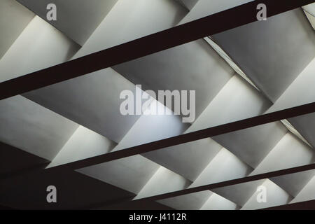 Decke Fenster im Gemeinde Haus der Tschechoslowakischen Hussitischen Kirche (Husův Sbor) Tschechische modernistischen Architekten Pavel Janák (1930-1935) im Stadtteil Vinohrady in Prag, Tschechien. Stockfoto