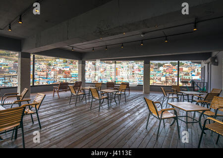 Ansicht von bunt bemalten Häusern in Gamcheon Culture Village, Busan Gwangyeoksi, Südkorea Stockfoto