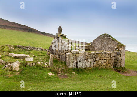 Die Ruinen der St. Helena Oratorium (ein Denkmal von nationaler Bedeutung) in einem Feld bei Cape Cornwall, Cornwall, England, UK Stockfoto