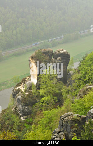 Schöne Elbe Top Blick auf den Fluss von Bastei, Nationalpark Sächsische Schweiz in Deutschland Stockfoto