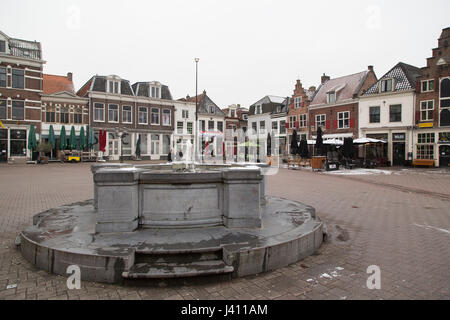 Brunnen auf dem Hof öffentliche Platz in Amersfoort, die Niederlande. Der Marktplatz steht im Zentrum der niederländischen Stadt. Stockfoto