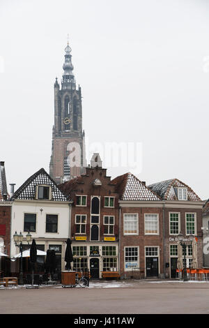 Der Hof öffentliche Platz in Amersfoort, die Niederlande. Der Marktplatz steht im Zentrum der niederländischen Stadt. Stockfoto