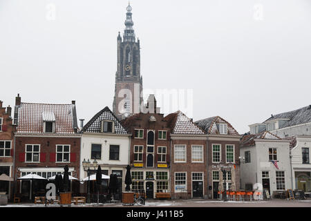 Der Hof öffentliche Platz in Amersfoort, die Niederlande. Der Marktplatz steht im Zentrum der niederländischen Stadt. Stockfoto