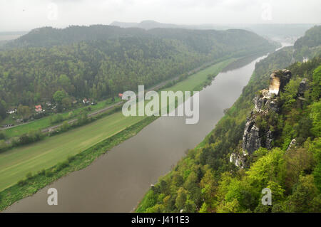 Schöne Elbe Top Blick auf den Fluss von Bastei, Nationalpark Sächsische Schweiz in Deutschland Stockfoto