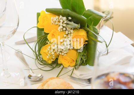 Bouquet von gelben Rosen mit grünen Blättern Stockfoto