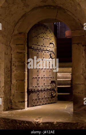 Eine Tür aus einem unterirdischen Raum öffnen sich auf einer Treppe Stockfoto