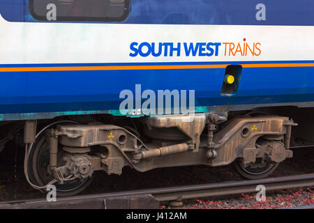 Süd-West-Zug-Logo auf Seite zur Beförderung von Süd-West-Bahn mit Rädern und Bremsen Stockfoto