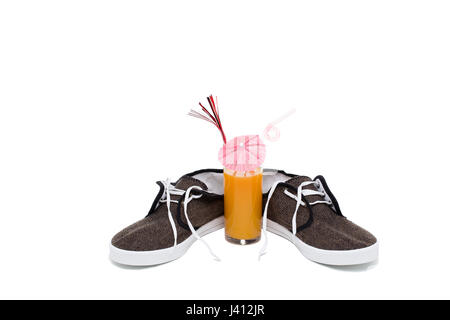 Saft und Sneakers. Auf dem weißen Hintergrund isoliert. Stockfoto