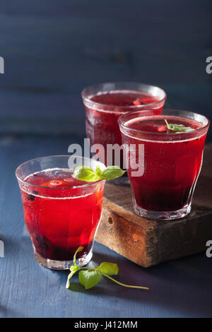 Heidelbeer-Erfrischungsgetränk mit Limette und Minze Stockfoto